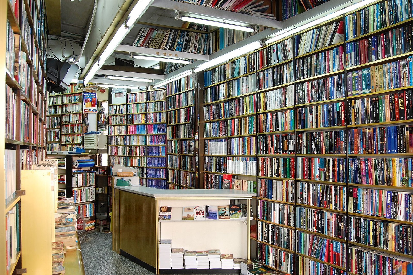 Книжный магазин: стеллажи с книгами